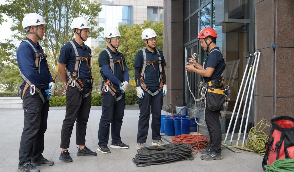江阴外墙清洗施工前安全交底与设备检查